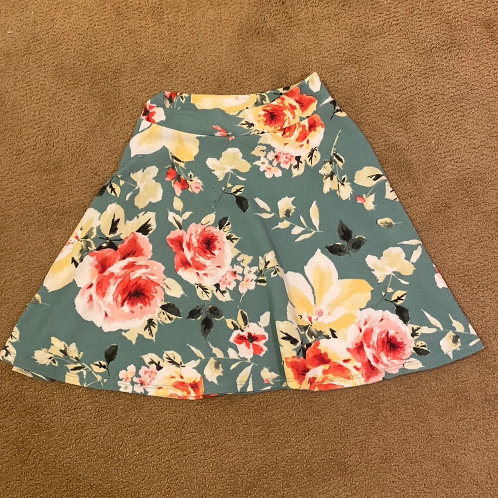 Mid-thigh length floral patterned skirt